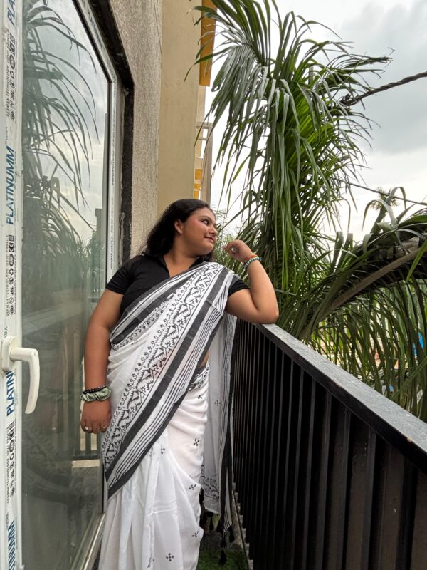 Jamdani Block Print Saree- White Black - Image 4